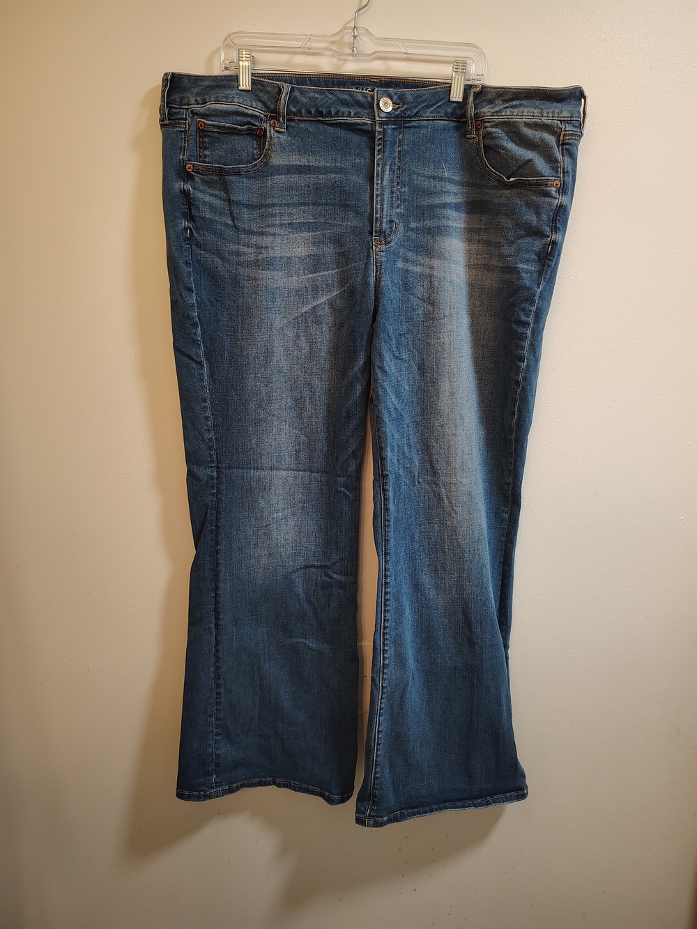 American Eagle Outfitters Women's Flared Jeans in Medium Blue Wash